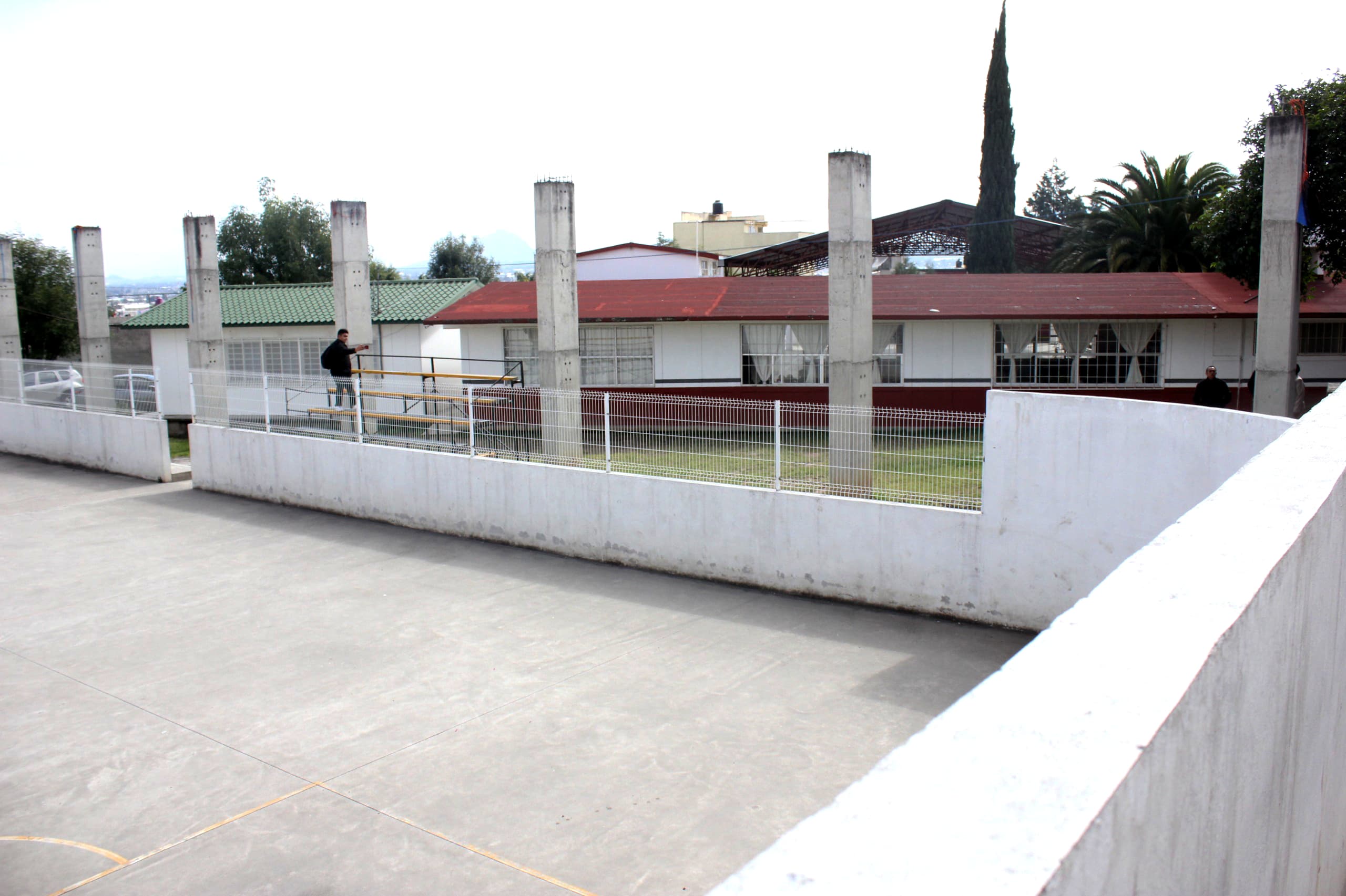 Evacuan alumnos y personal de una secundaria en Totolac por fuerte olor a gas 