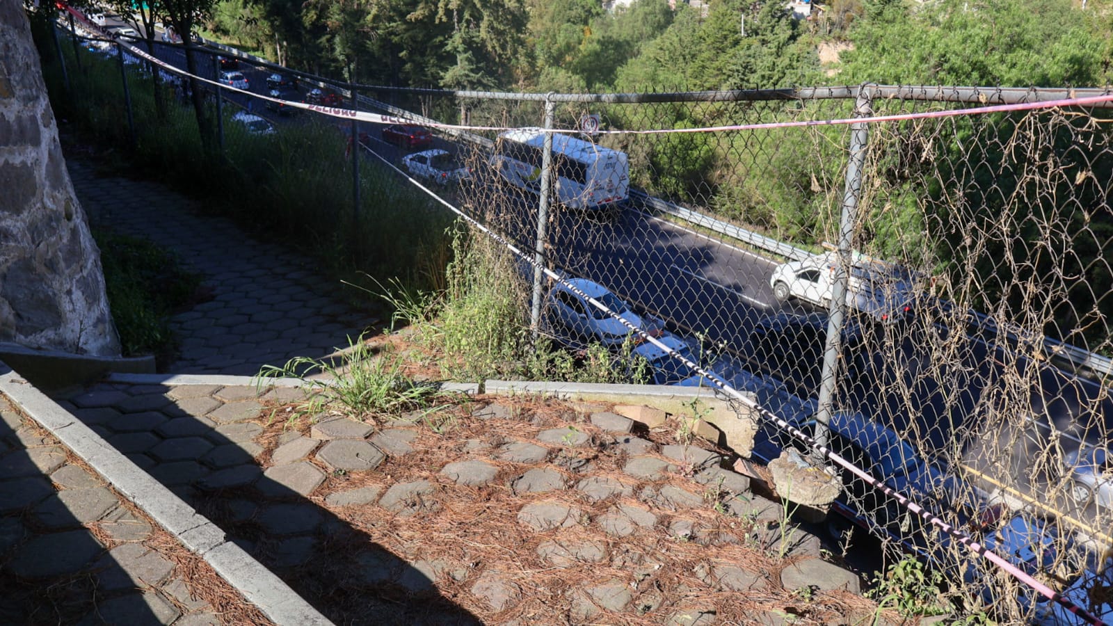 Vecinos alertan riesgo por deslave y daño en escaleras en Ocotelulco