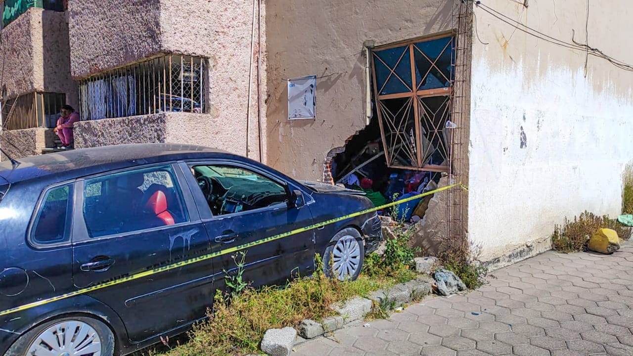 Vehículo se impacta contra domicilio en El Llanito, en Chiautempan