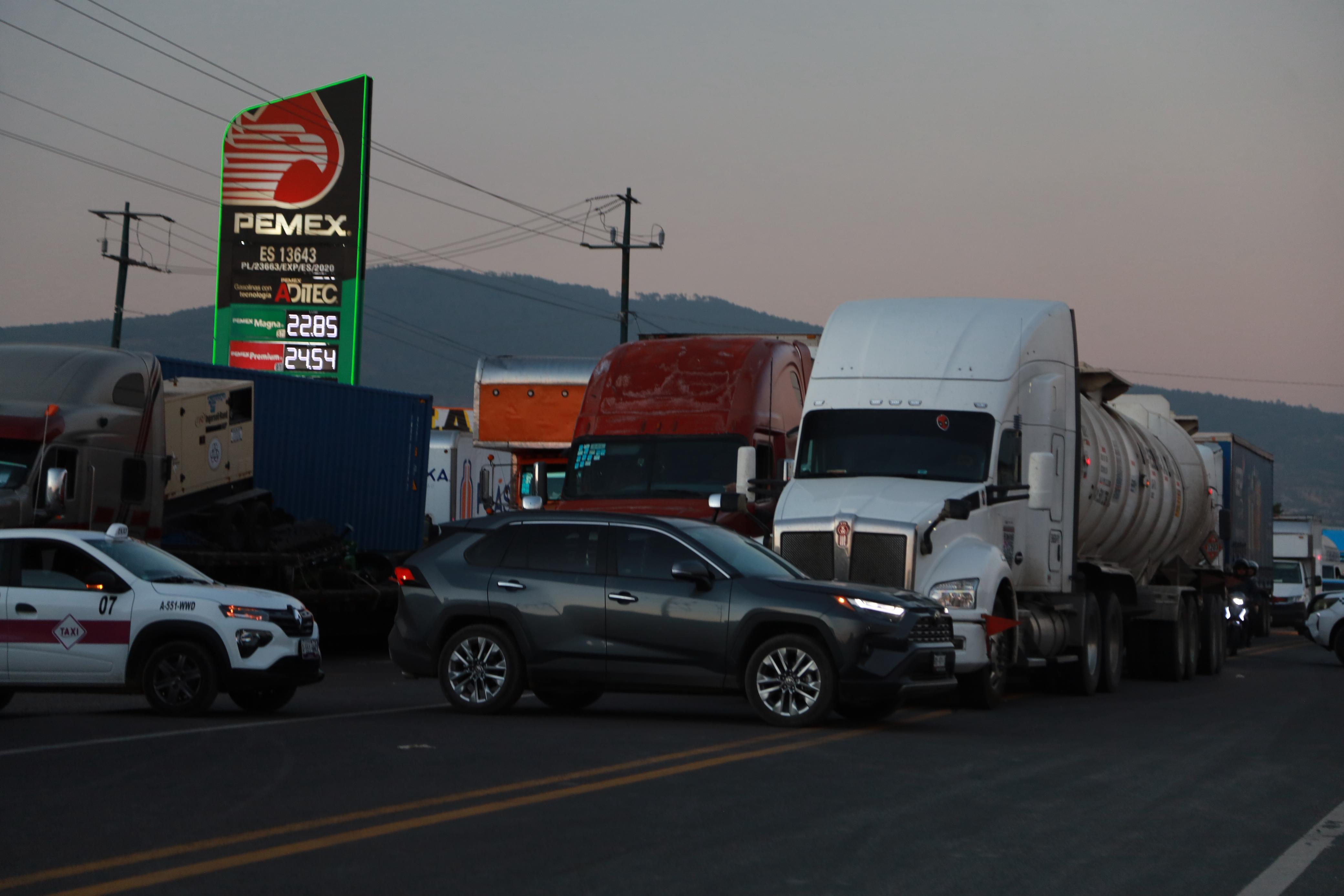 Se mantienen bloqueos carreteros en 10 vialidades del país