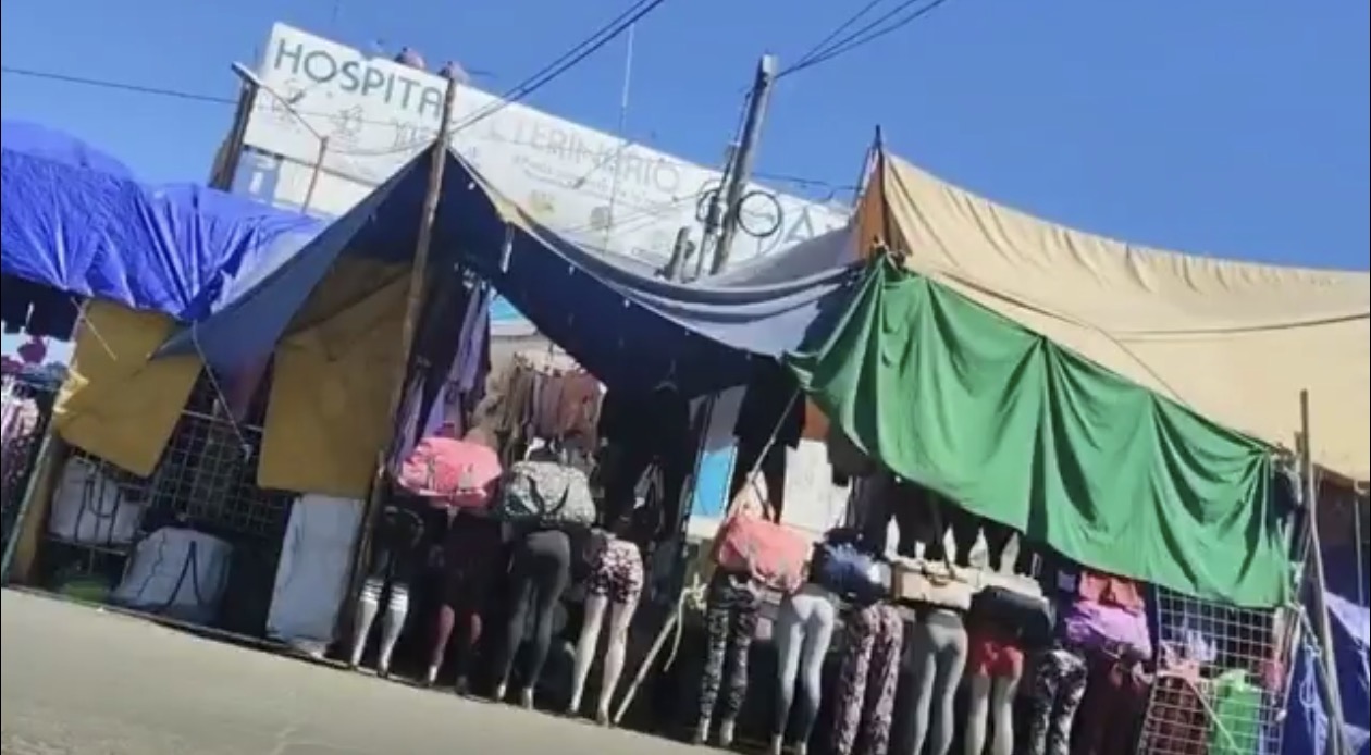 Comerciantes desafían nuevo horario del tianguis de San Martín Texmelucan 