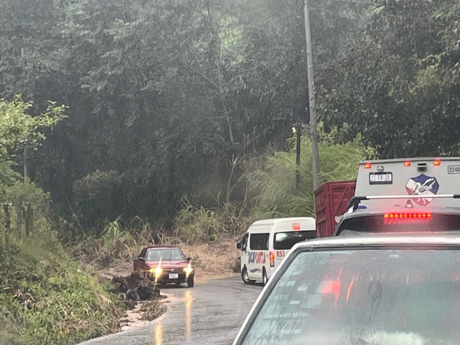 Lluvias provocan deslave en Carretera Cuetzalan-Zapacoaxtla 