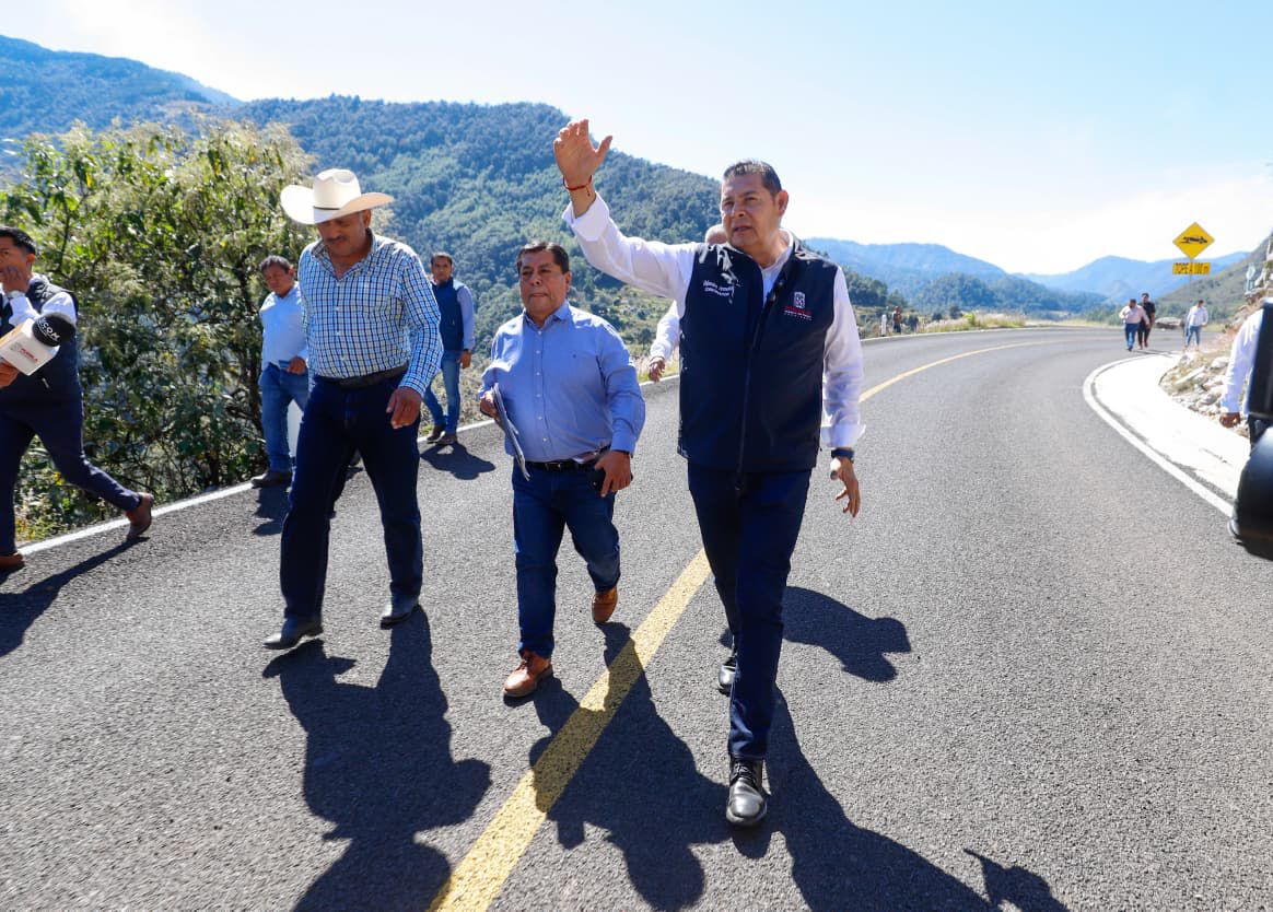 Avanza Carretera Interserrana, obra que conectará la Sierra Norte: Armenta