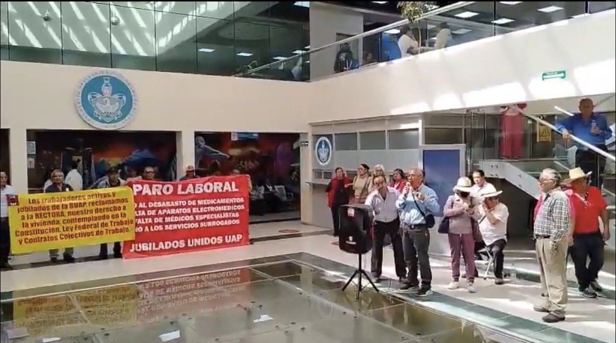 Jubilados de BUAP protestan en HU: piden derecho a salud y vivienda 