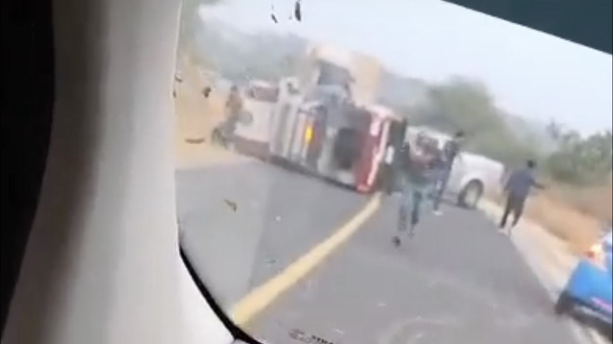 En recuperación se encuentran lesionados por choque entre patrulla y camioneta en la Izúcar- Acatlán 