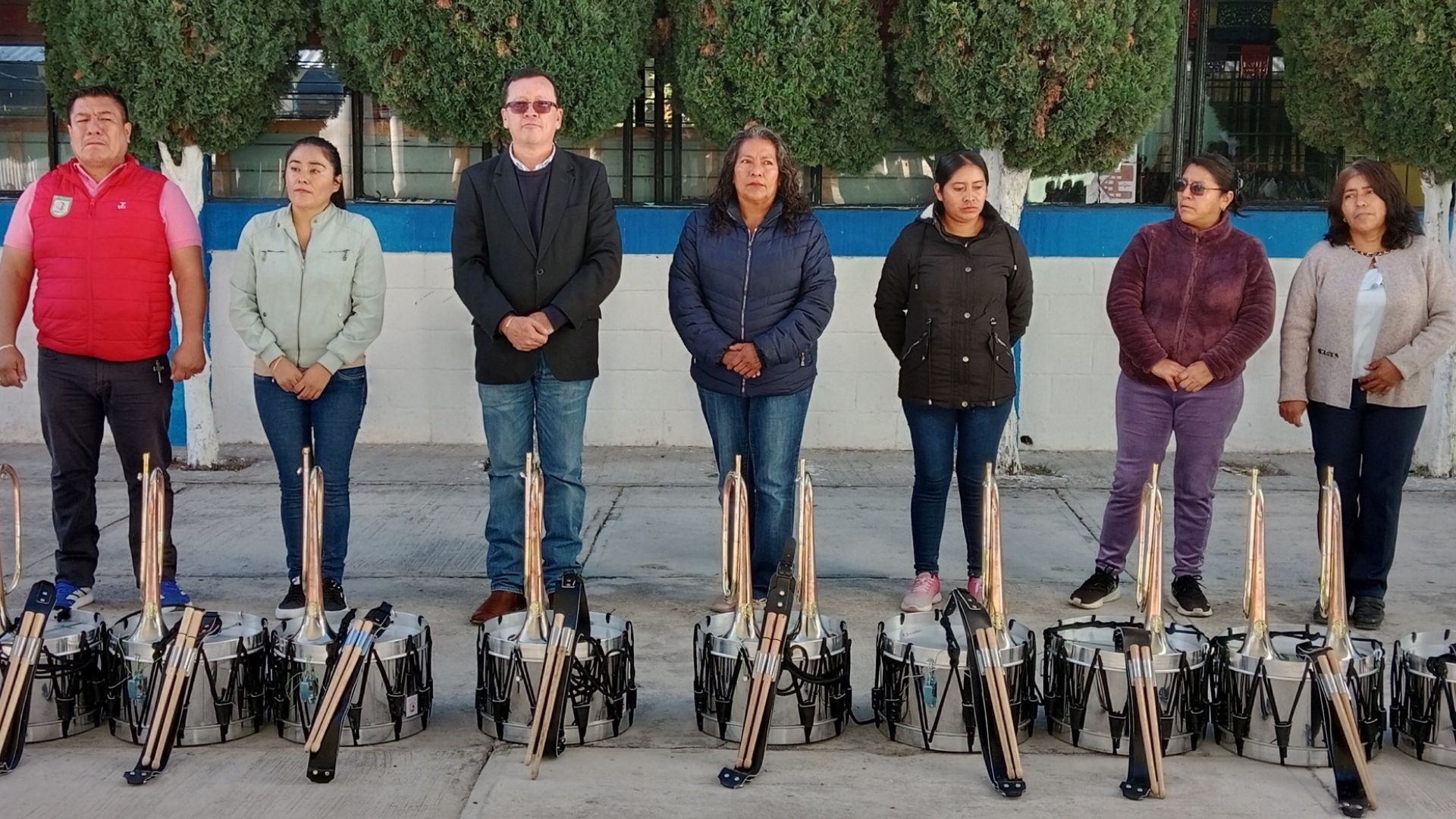 Ayuntamiento de Ixcaquixtla donó instrumentos al Bachillerato Quetzalcóatl
