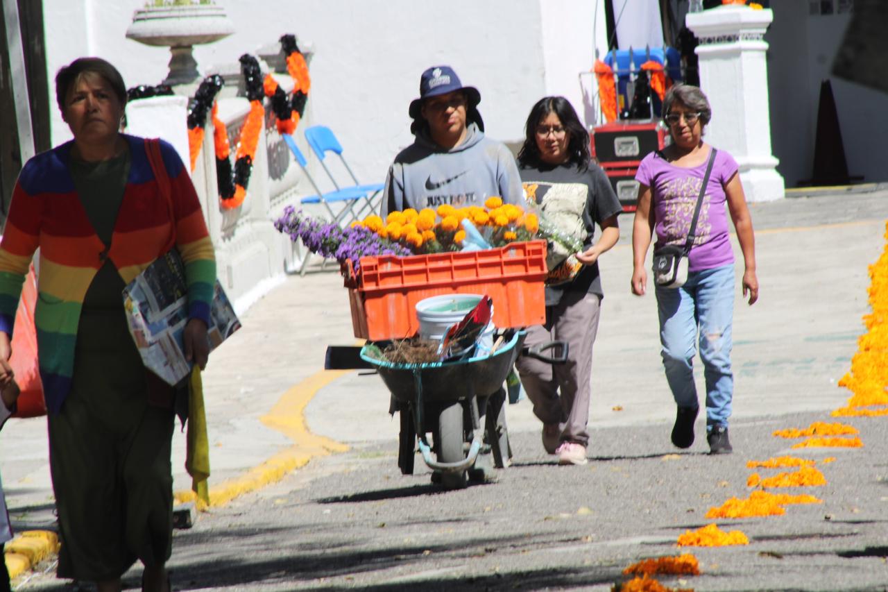 Gobierno de la Ciudad llama a prevenir golpes de calor durante visitas a panteones