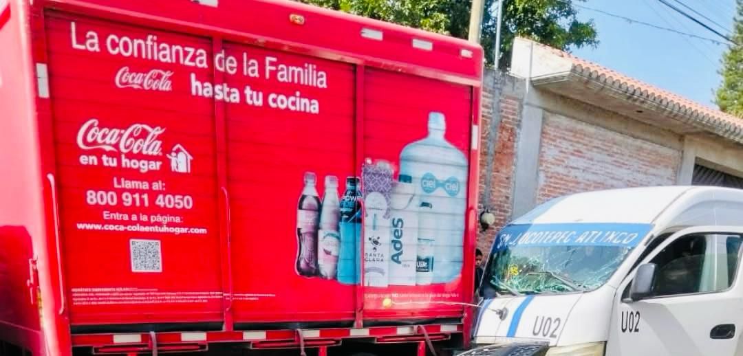 Urban choca contra camión de Coca-Cola en La Magdalena Axocopan