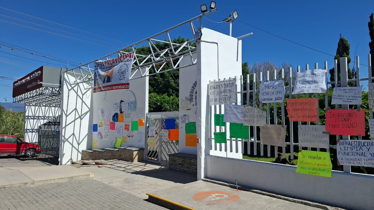 Anuncian estudiantes del Tecnológico de Tehuacán bloqueo total de caseta de peaje