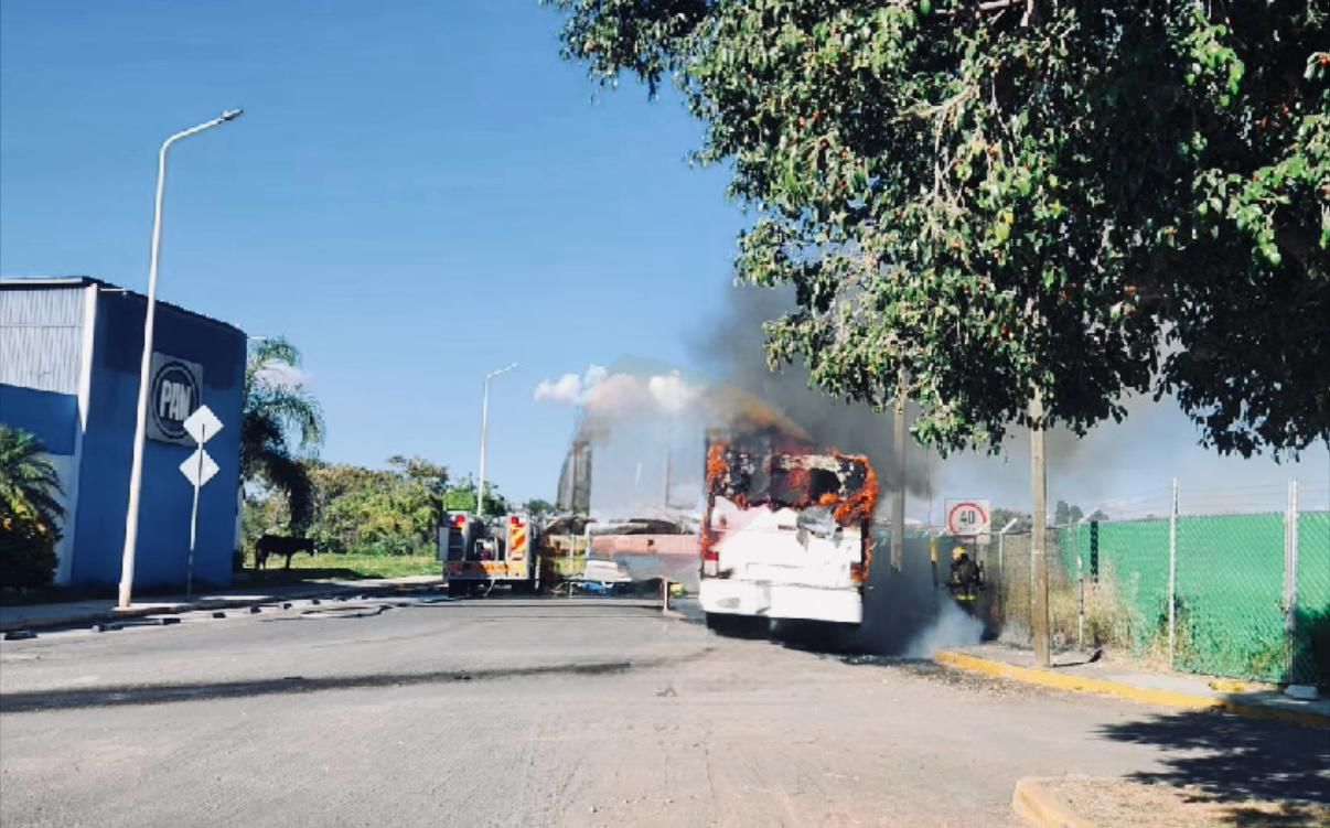 Incendio consume camión abandonado en el norte de Atlixco; no hubo lesionados 
