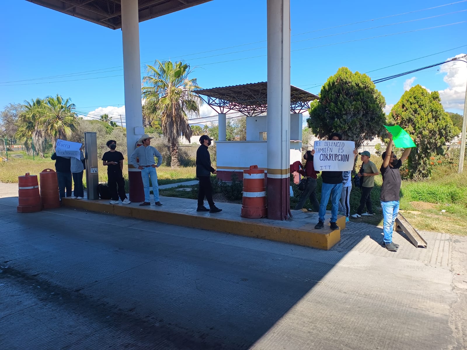 Estudiantes del ITT dejan paso libre por más de 5 horas en caseta de peaje de Tehuacán