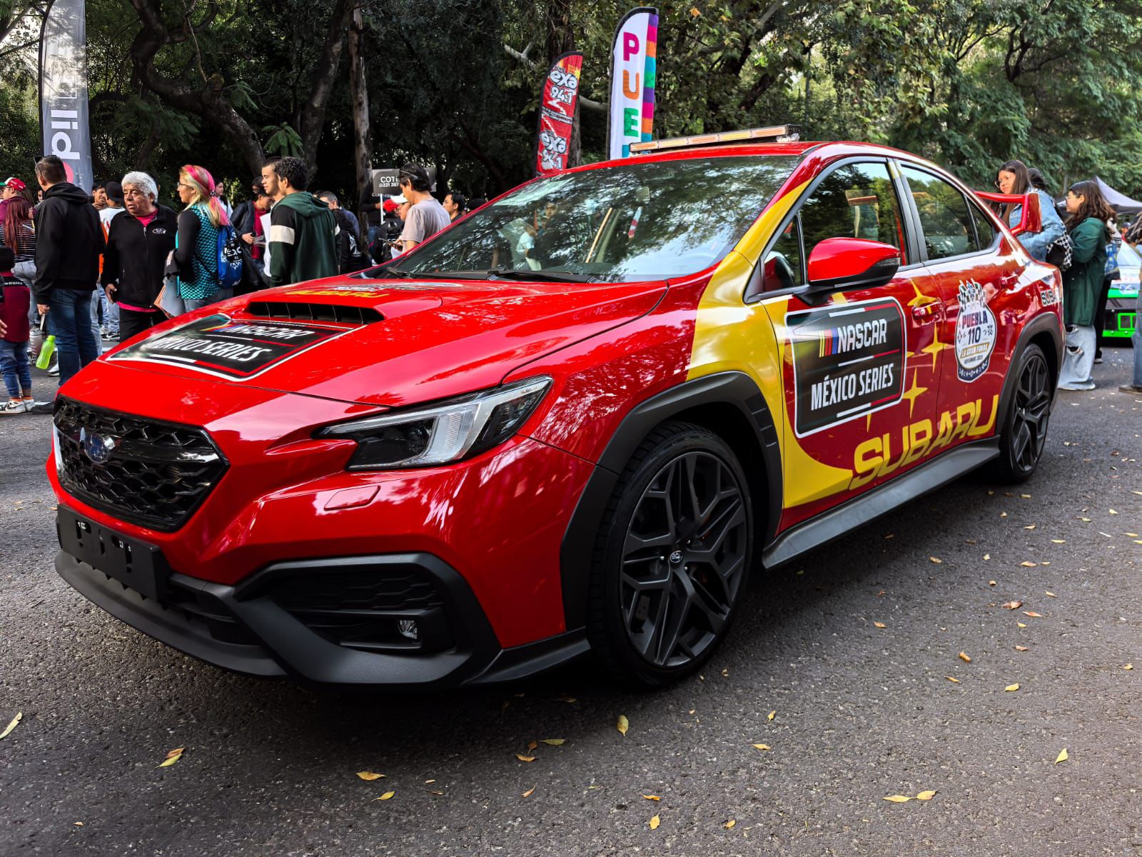 Conviven pilotos de NASCAR con poblanas y poblanos