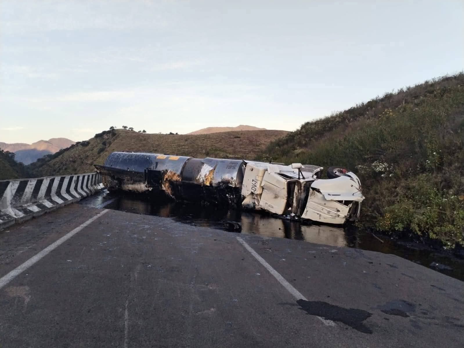 Cierren la autopista Puebla-Orizaba por volcadura de tráiler 