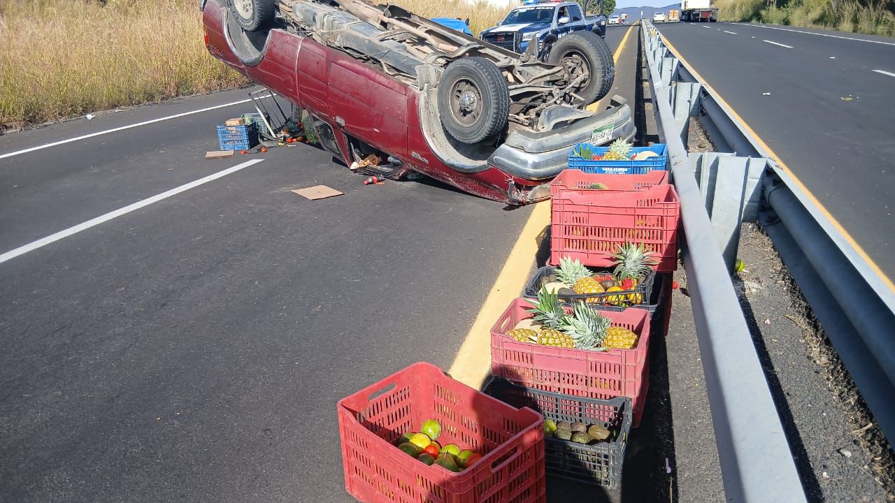 Camioneta vuelca sobre la vía Atlixcáyotl 
