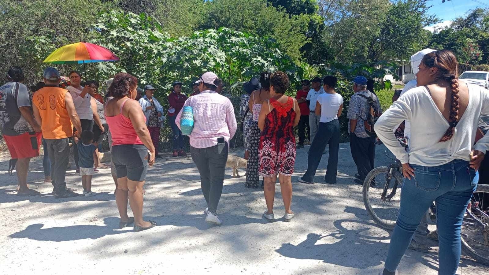 En el Mirador vecinos bloquean paso a las unidades pesadas
