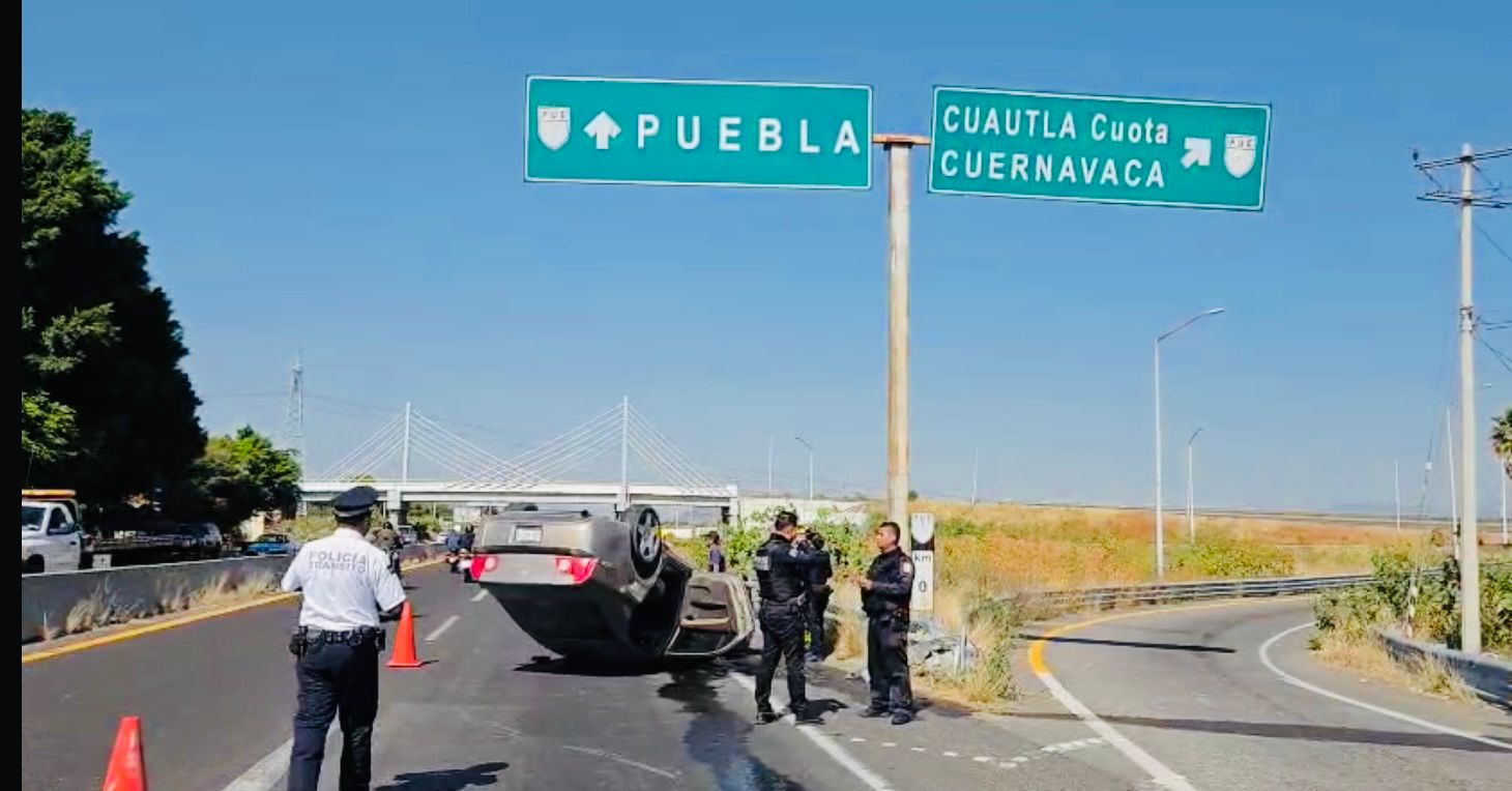 Vuelca este domingo auto en la Atlixco-Izúcar 