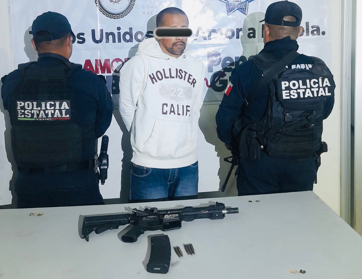 Aseguran en Atzitzihuacán a hombre con rifle de uso exclusivo del ejército 