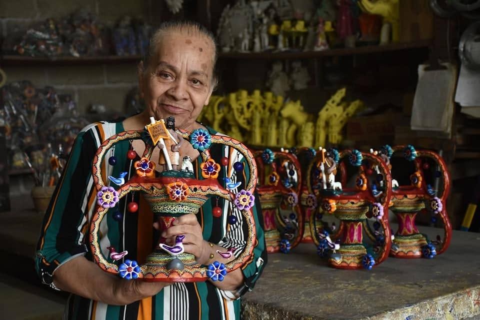 Muere artesana reconocida por preservar el árbol de la vida 