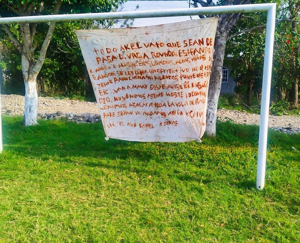 Colocan narcomanta contra grupo delictivo en Venustiano Carranza 