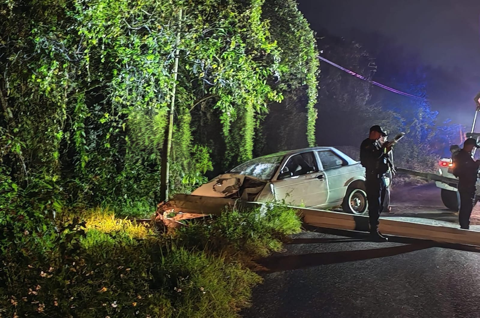 Conductor ebrio choca contra poste y lo derriba en Chignautla 