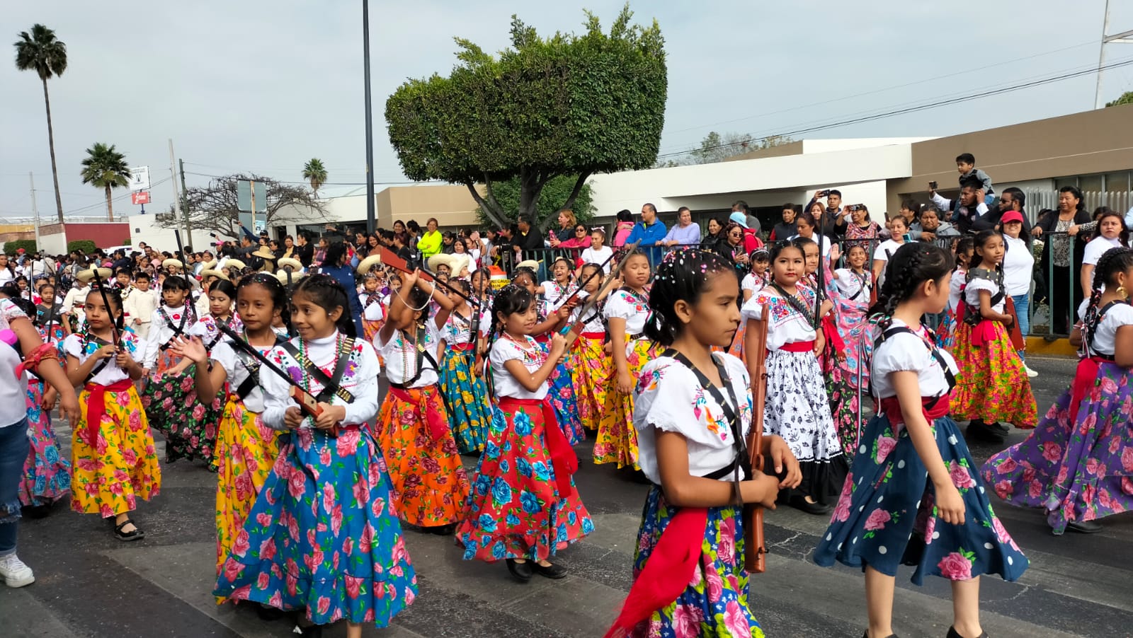Las calles de Tehuacán se llenaron de historia y tradición durante el desfile del 115 Aniversario de la Revolución 
