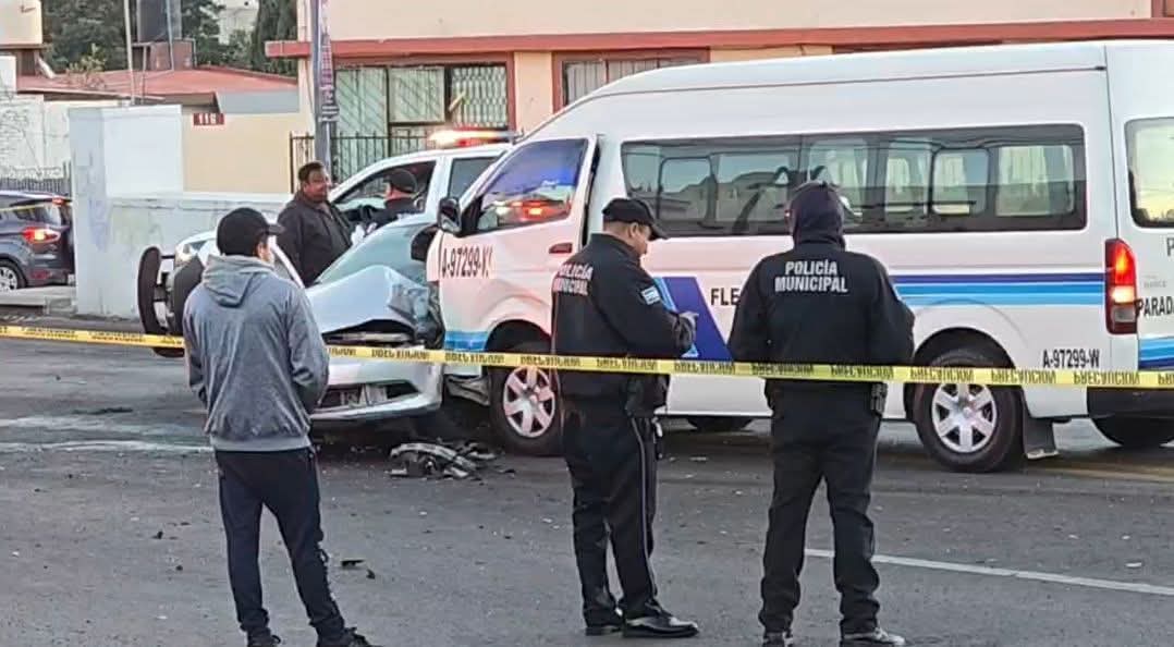 Hombre muere al chocar contra combi Flecha Azul en la capital de Tlaxcala