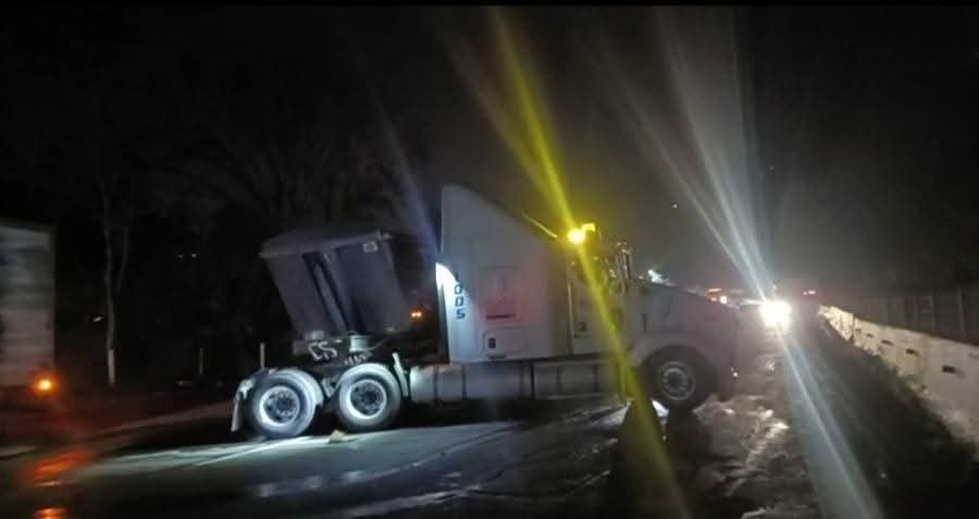 Tráiler se descuadra sobre la Puebla-Orizaba generando cierre parcial a la circulación 