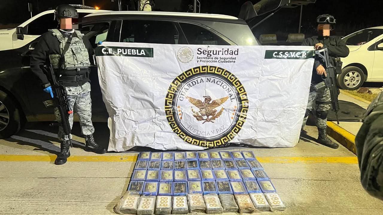 Guardia Nacional asegura vehículo cargado con 50 paquetes de droga en Amozoc 