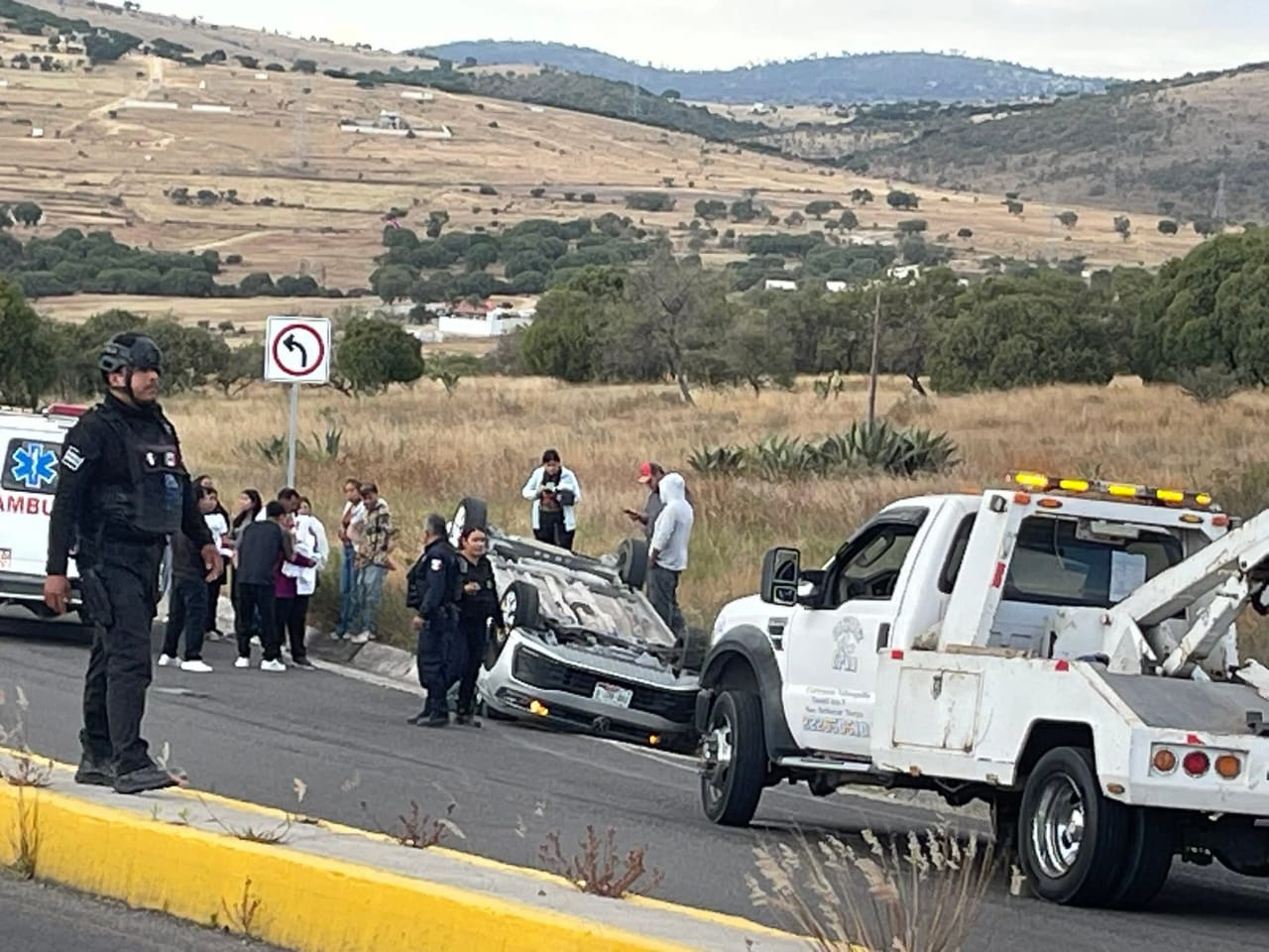 Volcadura sobre carretera Tecali de Herrera-Puebla deja heridos 