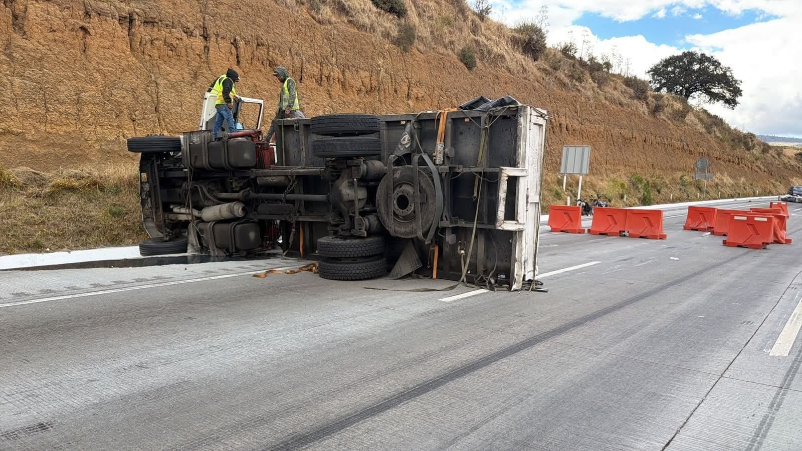 Volcadura de tractocamión sobre la México-Puebla mantiene el cierre de la autopista