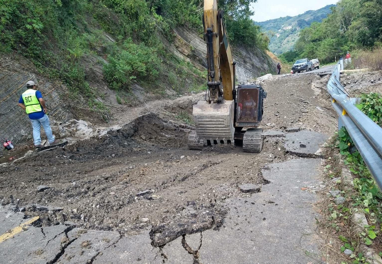 Deslaves afectan caminos en Tlacuilotepec