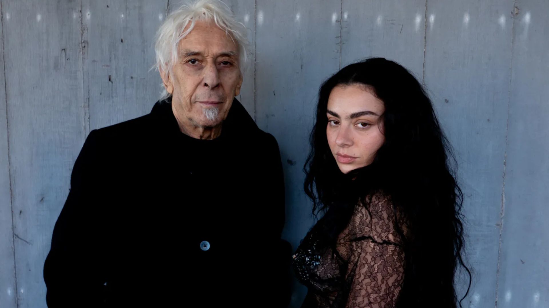 Charli XCX lanzó un sencillo con la leyenda de la música experimental, John Cale