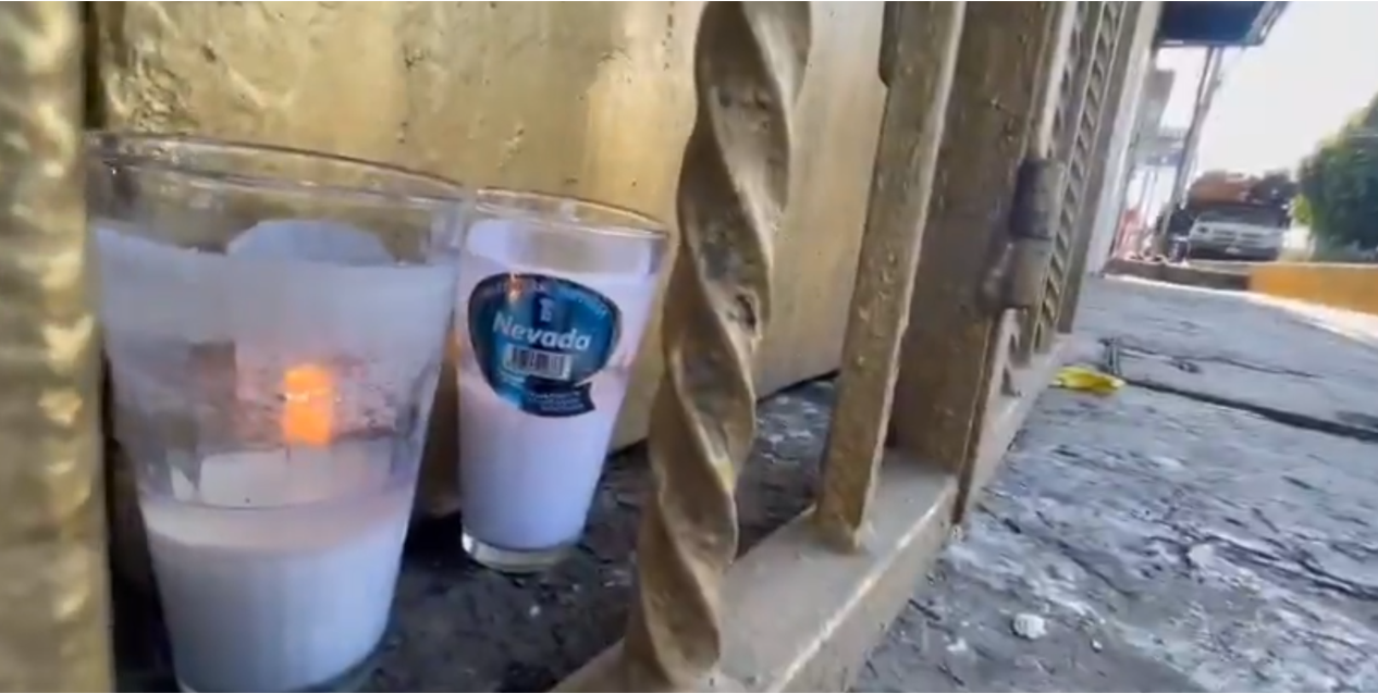 Vecinos dejan veladoras en el Bar Lacoss, donde murieron cinco personas