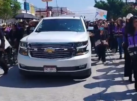 Uruapan despide entre aplausos y mariachi al alcalde Carlos Manzano