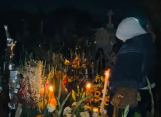 Entre el humo del volcán y las velas encendidas, Yancuitlalpan honra a sus muertos    