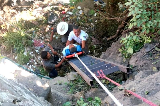 En Huaquechula rescatan a un hombre que cayó a una barranca 