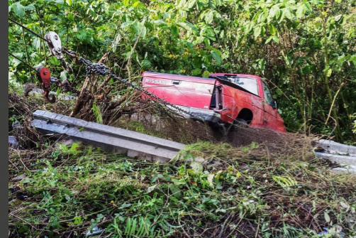 Se va al fondo de un barranco camioneta en los límites de Teziutlán y Hueytamalco 