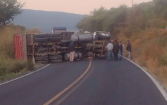Vuelca tracto camión en la Izúcar-Cuautla 
