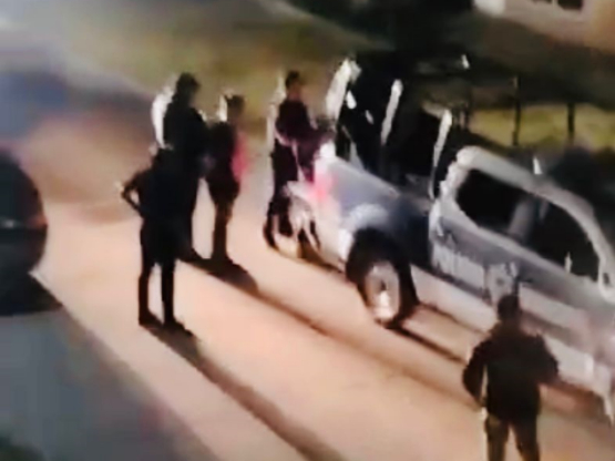 Vecinos de Casas Geo en Tianguismanalco denuncian abuso de autoridad de policías municipales 