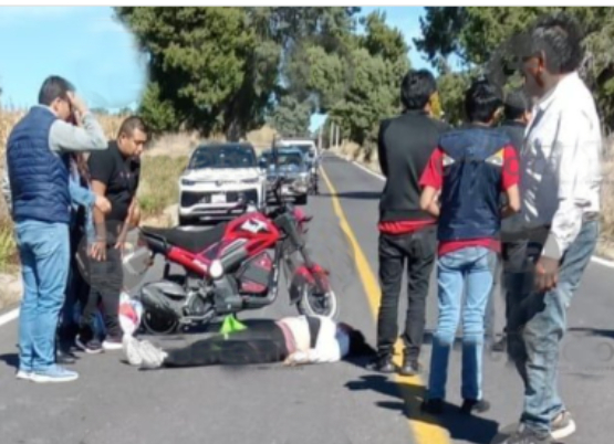 Joven motociclista fallece tras derrapar en carretera rumbo a Alpotzonga, Tlaxcala