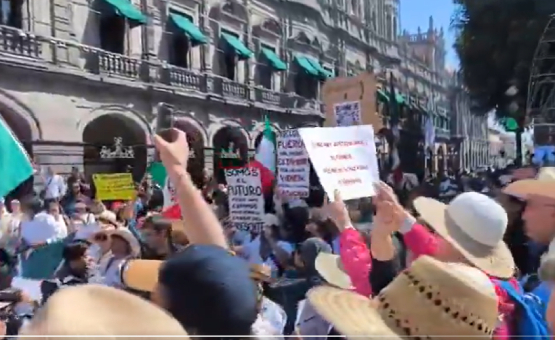 Poblanos se unen a la marcha nacional de la Generación Z y exigen justicia en el Zócalo de Puebla