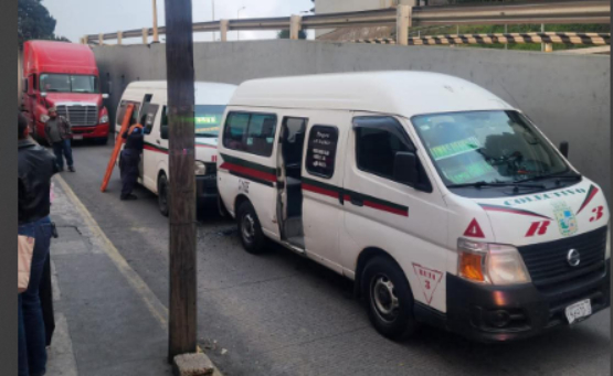 Se registra carambola entre tres unidades de la ruta 3 en el municipio de Teziutlán 