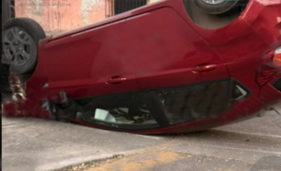 Vehículo se vuelca tras choque en la 34 Poniente y 11 Norte
