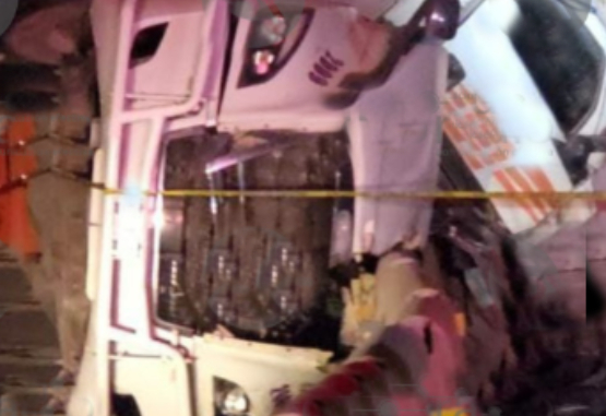 Muere conductor de tráiler tras volcadura en la carretera Tlaxcala–Apizaco