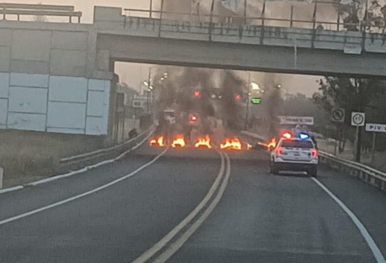 Bloqueos se intensifican en Tlaxcala y cierran totalmente la pista Tlaxcala–Puebla