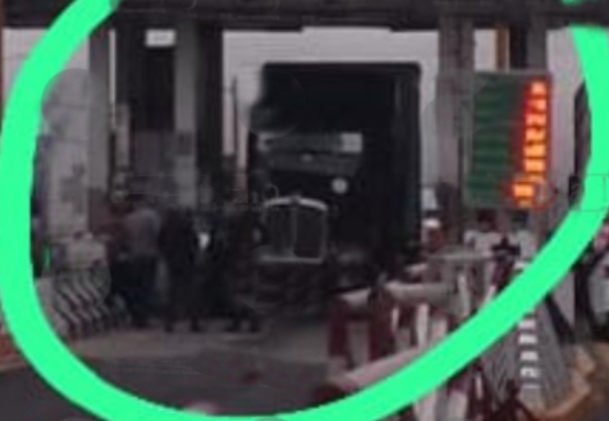 Tráiler se impacta contra muro de la caseta de Esperanza