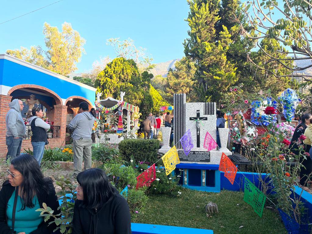 4 vehículos calcinados dejó un incendio en Panteón de Nuevo León 