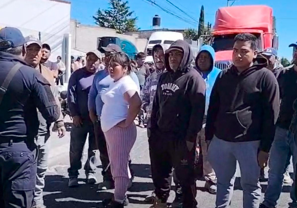 Por sustracción de dos menores pobladores de Lara Grajales cierran carretera Amozoc-Oriental