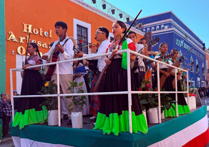 Participan más de 7 mil personas en el desfile en Atlixco del 20 de noviembre 