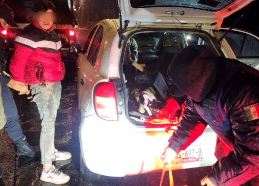 Detienen a tres presuntos ladrones con artículos de dudosa procedencia en Teziutlán